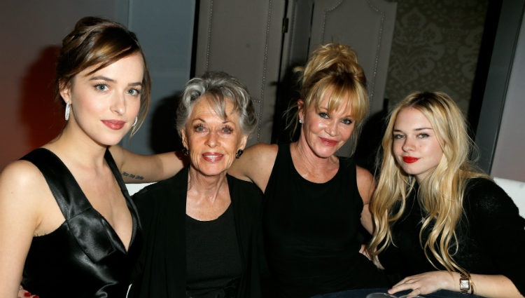 Melanie Griffith, Tippi Hedren, Dakota Johnson y Stella del Carmen en la cena de los premios ELLE