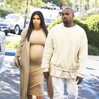 Kanye West y Kim Kardashian a la llegada de la fiesta de aniversario de la televisiva