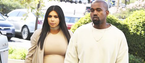 Kanye West y Kim Kardashian a la llegada de la fiesta de aniversario de la televisiva