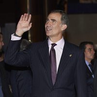 El Rey Felipe saludando al Auditorio en los Premios Princesa de Asturias 2015