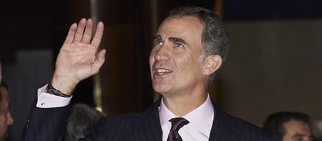 El Rey Felipe saludando al Auditorio en los Premios Princesa de Asturias 2015