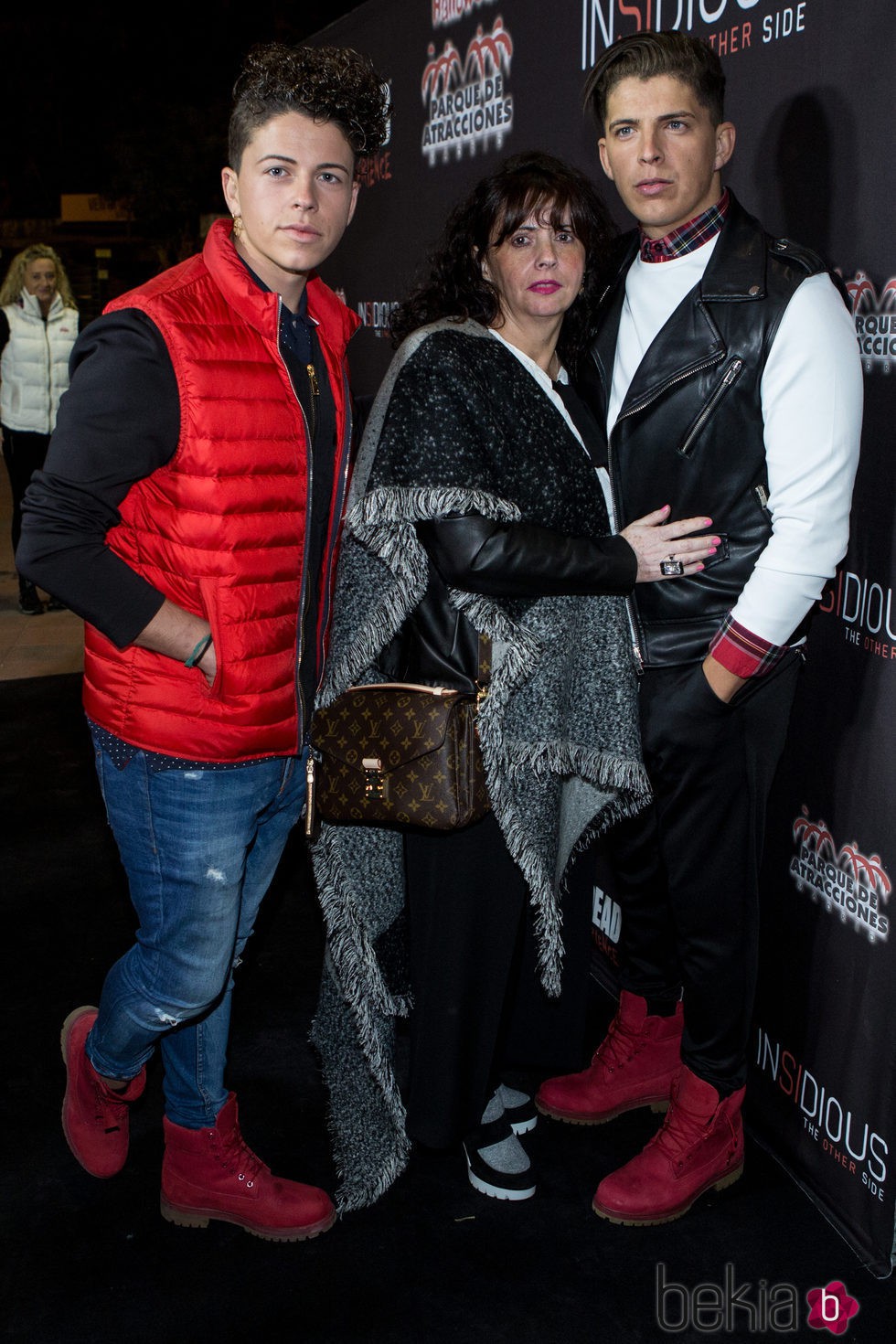 Rafa y Christopher Mateo con su madre María Luisa en la fiesta de Halloween 2015 del Parque de Atracciones