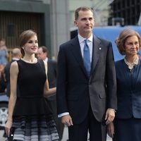 Los Reyes Felipe y Letizia y la Reina Sofía en la entrega de los Premios Princesa de Asturias 2015