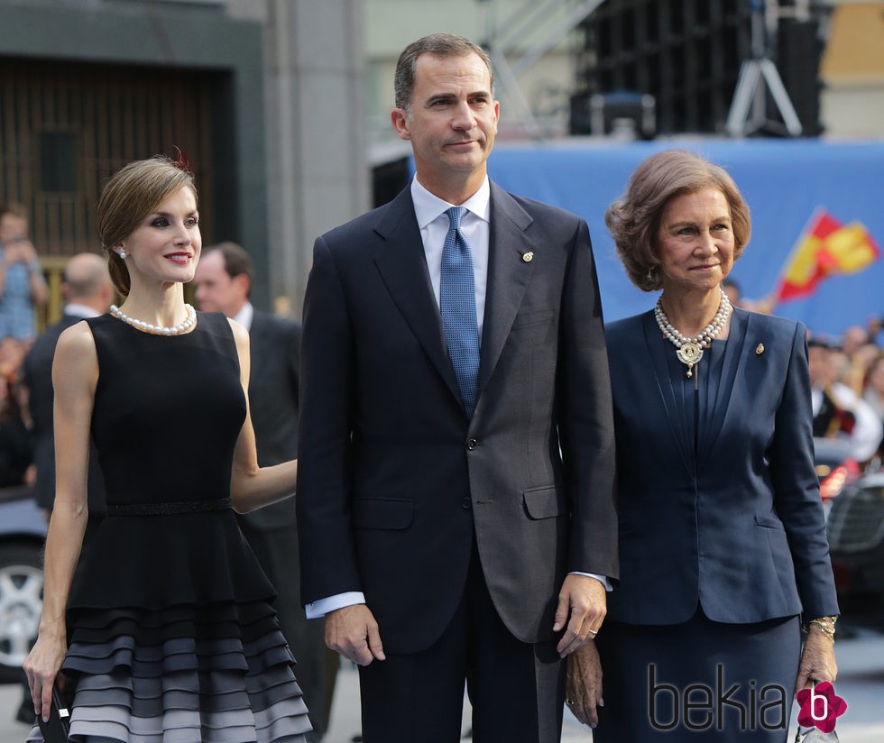 Los Reyes Felipe y Letizia y la Reina Sofía en la entrega de los Premios Princesa de Asturias 2015