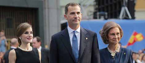 Los Reyes Felipe y Letizia y la Reina Sofía en la entrega de los Premios Princesa de Asturias 2015