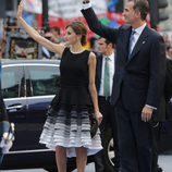 Los Reyes Felipe y Letizia saludando a su llegada a los Premios Princesa de Asturias 2015