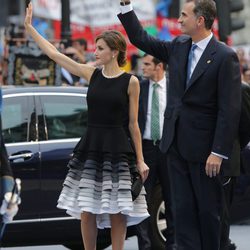 Los Reyes Felipe y Letizia saludando a su llegada a los Premios Princesa de Asturias 2015