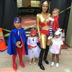 Kourtney Kardashian con sus hijos y su sobrina North West disfrazados para Halloween