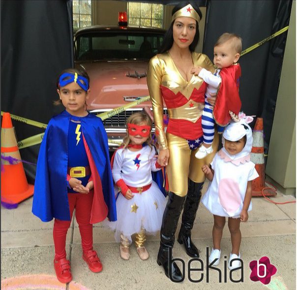 Kourtney Kardashian con sus hijos y su sobrina North West disfrazados para Halloween