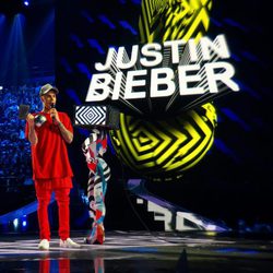 Justin Bieber recogiendo su premio en los MTV EMA 2015