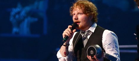 Ed Sheeran recogiendo su premio en los MTV EMA 2015