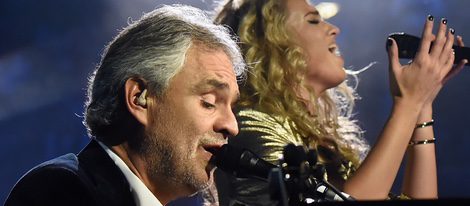 Andrea Bocelli y Tori Kelly durante su actuación en los MTV EMA 2015