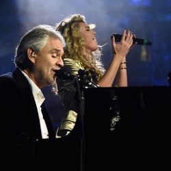 Andrea Bocelli y Tori Kelly durante su actuación en los MTV EMA 2015