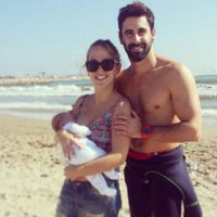 Yoli y Jonathan de 'GH 15' en la playa con su hija Valeria