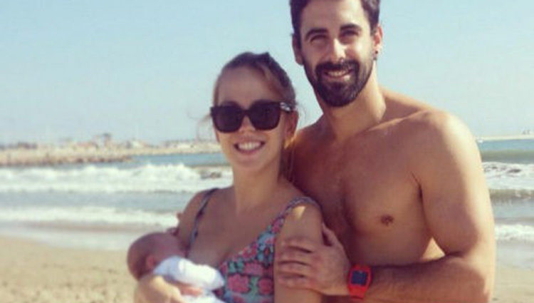 Yoli y Jonathan de 'GH 15' en la playa con su hija Valeria