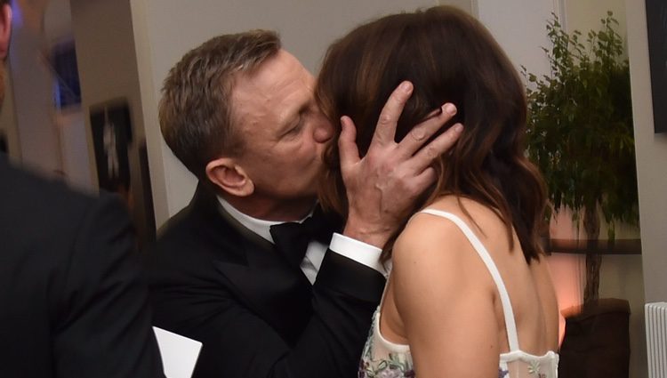 Daniel Craig y Rachel Weisz besándose en el estreno de 'Spectre'