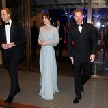 Los Duques de Cambridge y el Príncipe Harry en el estreno de 'Spectre'