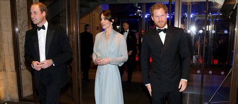 Los Duques de Cambridge y el Príncipe Harry en el estreno de 'Spectre'