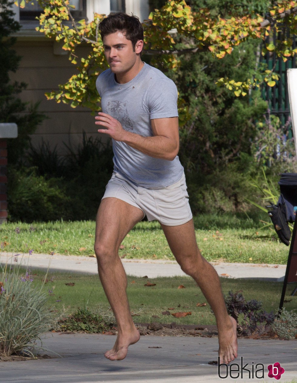  Zac Efron corriendo en el rodaje de 'Malditos Vecinos 2'