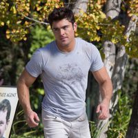 Zac Efron corre durante el rodaje de 'Malditos Vecinos 2'