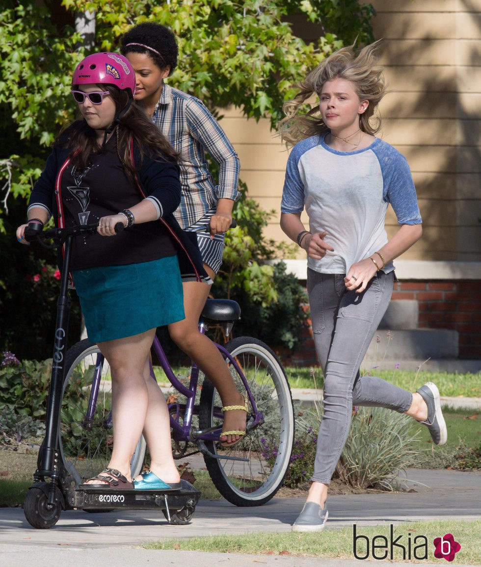 Chloe Moretz corriendo en el rodaje de 'Malditos Vecinos 2'