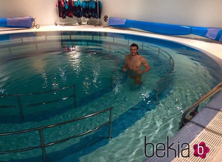 Bale, supuestamente desnudo en su piscina