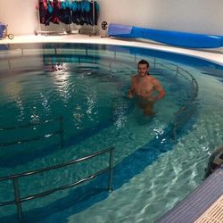 Bale, supuestamente desnudo en su piscina