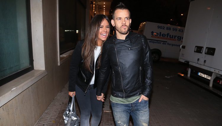 Cristina Pedroche y David Muñoz dando su paseo como matrimonio