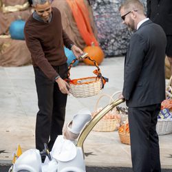 Barack Obama dando dulces por Halloween 2015 a un niño disfrazado de Papa