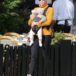 Liv Tyler, de paseo con su hijo Sailor