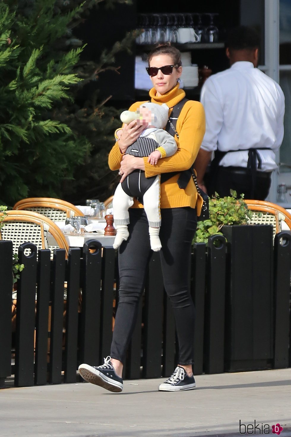 Liv Tyler, de paseo con su hijo Sailor