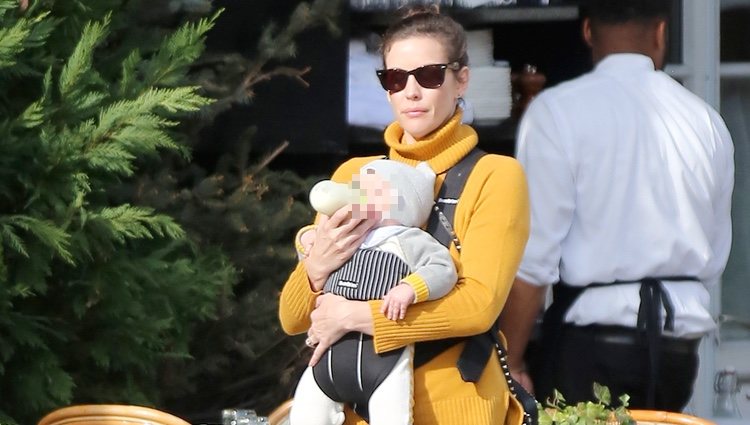 Liv Tyler, de paseo con su hijo Sailor