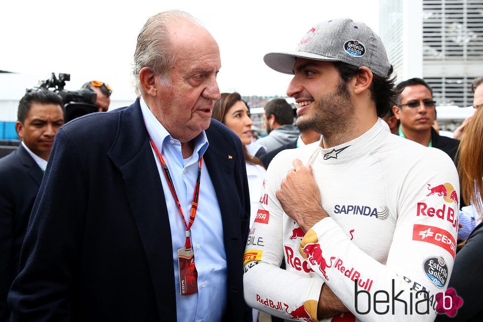 El Rey Juan Carlos saludando a Carlos Sainz Jr. en el GP de México 2015