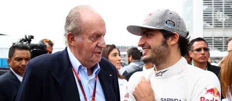 El Rey Juan Carlos saludando a Carlos Sainz Jr. en el GP de México 2015