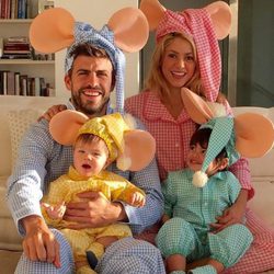 Shakira, Gerard Piqué, Milan y Sasha convertidos en la familia Topo Gigio por Halloween 2015