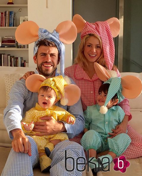 Shakira, Gerard Piqué, Milan y Sasha convertidos en la familia Topo Gigio por Halloween 2015