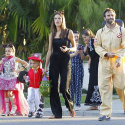 Alessandra Ambrosio y Jamie Mazur con sus hijos Anja y Noah llegando a una fiesta de Halloween 2015