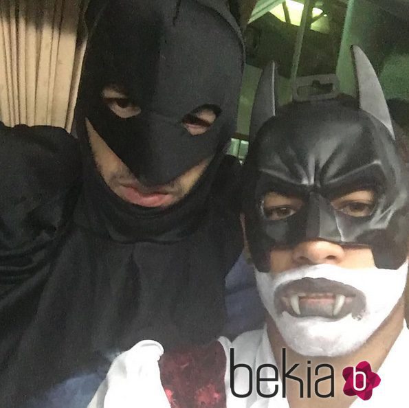 Luis Suárez y Neymar disfrazados de Batman celebrando Halloween 2015