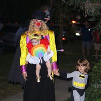 Molly Sims disfrazada junto a sus hijos en una fiesta de Halloween 2015