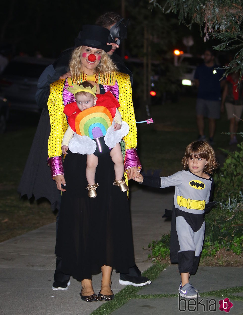 Molly Sims disfrazada junto a sus hijos en una fiesta de Halloween 2015