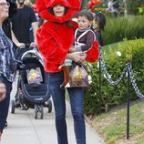 Jordana Brewster disfrazada junto a su hijo en una fiesta de Halloween 2015