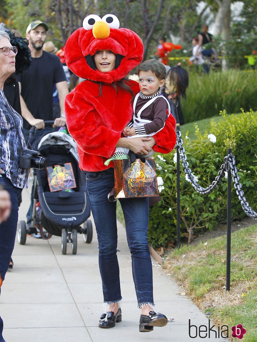 Jordana Brewster disfrazada junto a su hijo en una fiesta de Halloween 2015