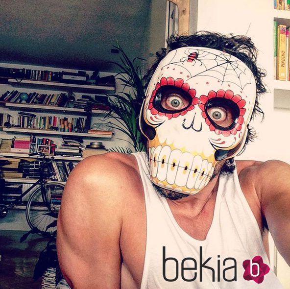 Paco León convertido en calavera mexicana para celebrar Halloween 2015