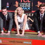 Jennifer Lawrence, Liam Hemsworth y Josh Hutcherson plasman su huellas en el Teatro Chino