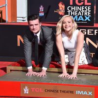 Jennifer Lawrence, Liam Hemsworth y Josh Hutcherson plasman su huellas en el Teatro Chino