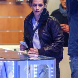 Kristen Stewart agotada en el rodaje de 'Personal Shopper' en París