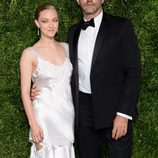 Amanda Seyfried y Ricardo Tisci en la entrega de los CFDA 2015/ Vogue Fashion Fund