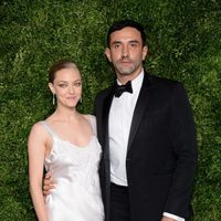 Amanda Seyfried y Ricardo Tisci en la entrega de los CFDA 2015/ Vogue Fashion Fund