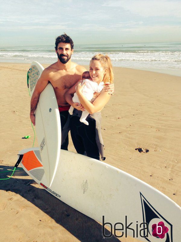 Yoli y Jonathan de 'GH 15' disfrutan de un día de surf con su hija Valeria