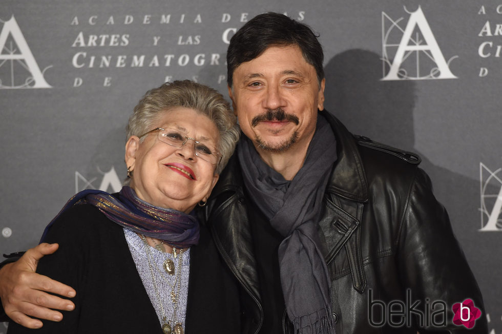 Carlos y Pilar Bardem en la doble entrega de la Medalla de Oro de la Academia